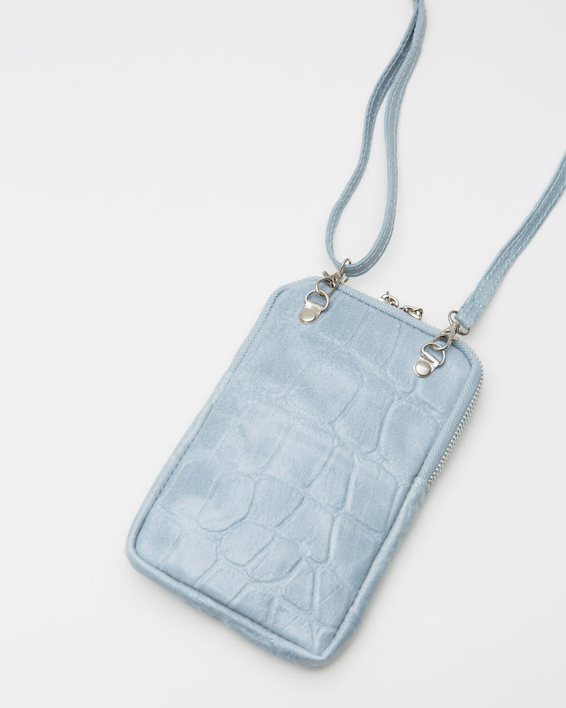 Umhängetasche in Crocoprägung - Broke + Schön#farbe_milky-blue