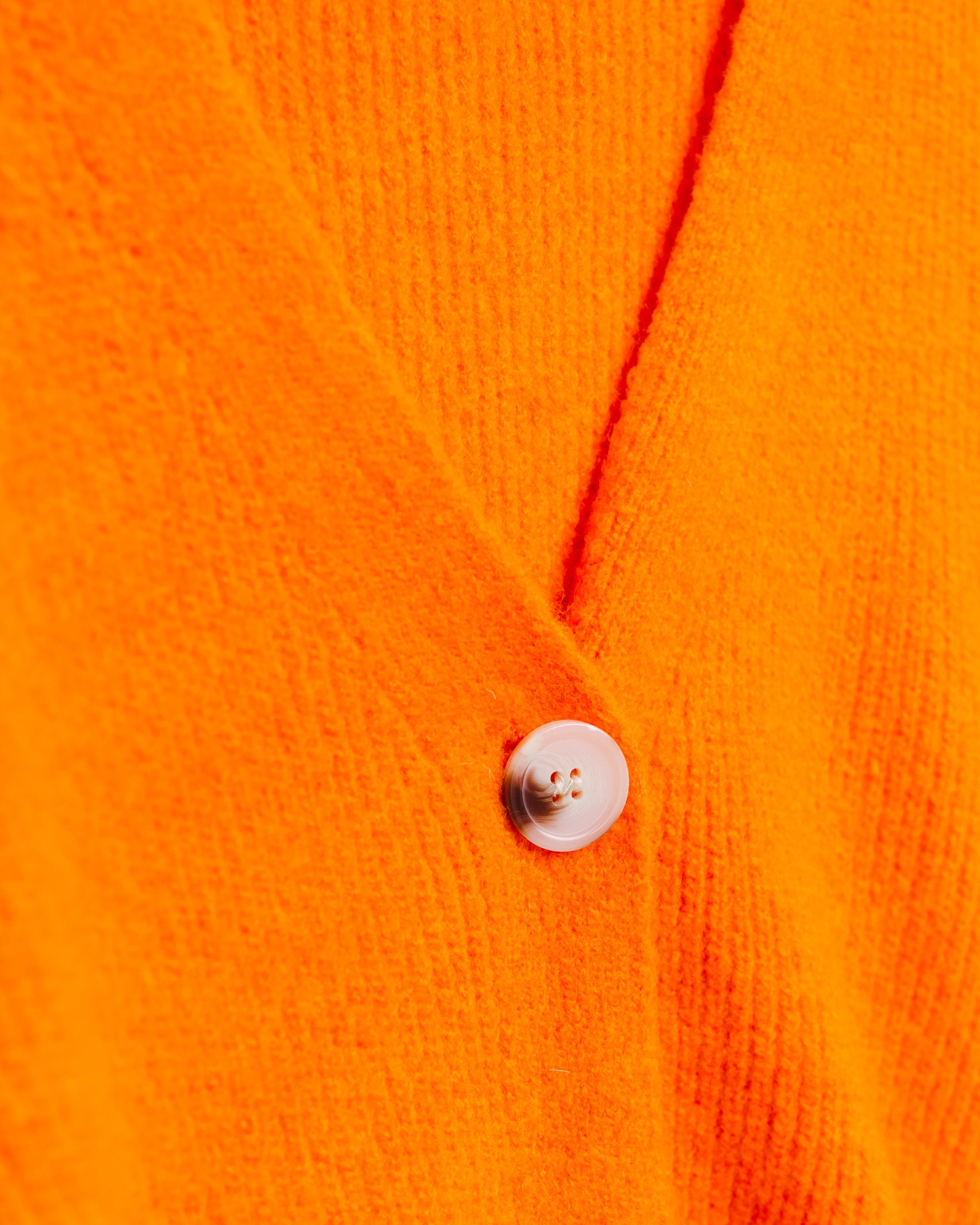 Strickjacke mit Schildpatt Knöpfen - Broke + Schön#farbe_orange
