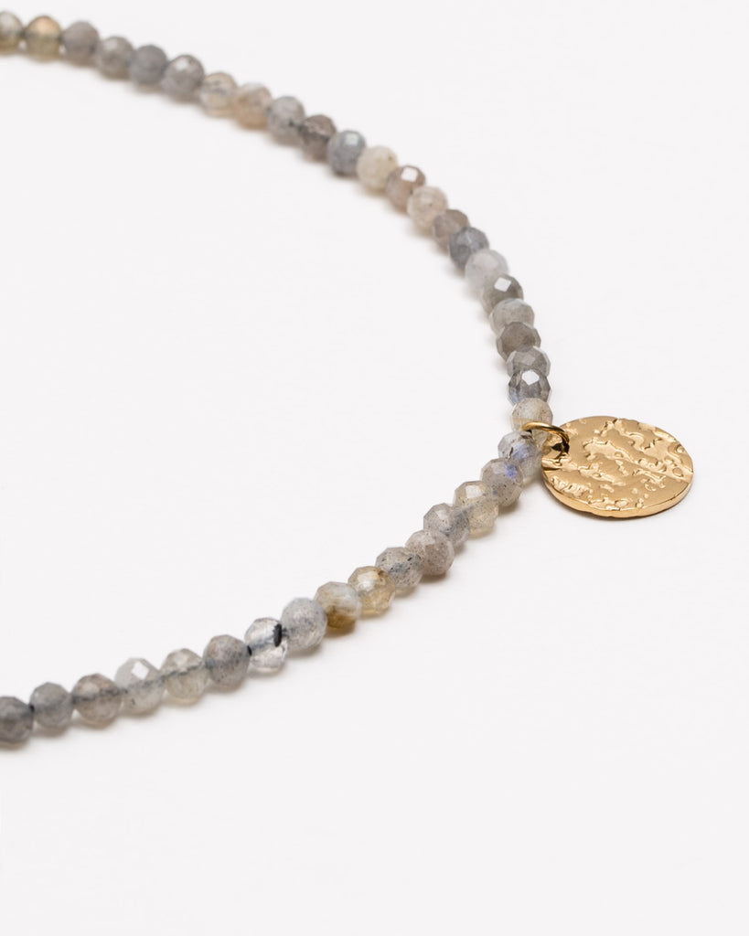Filigrane Perlenkette mit Münzanhänger - Broke + Schön#farbe_grey