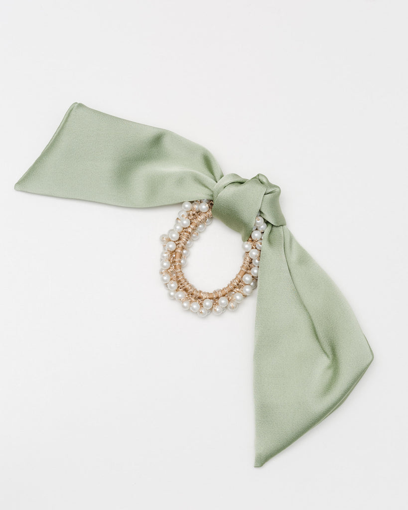 Perlen-Scrunchie mit angeknotetem Tuch - Broke + Schön#farbe_hedge-green