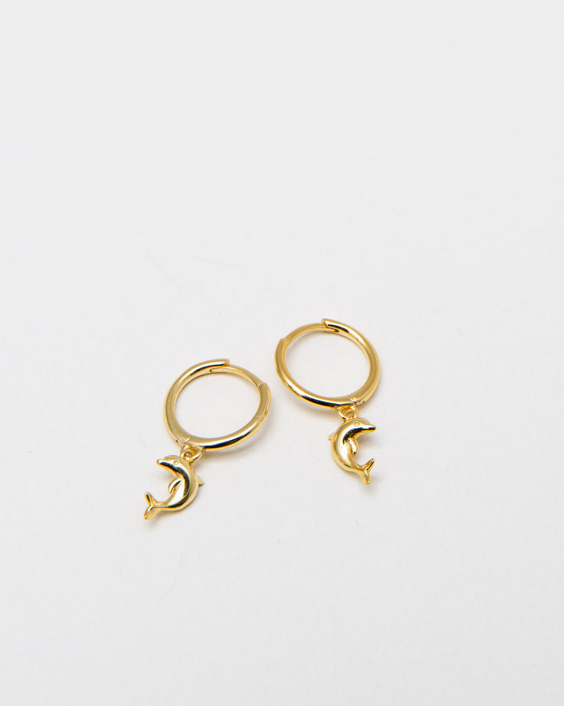 Mini Creolen mit Delphin Anhänger - Broke + Schön#farbe_gold-colored