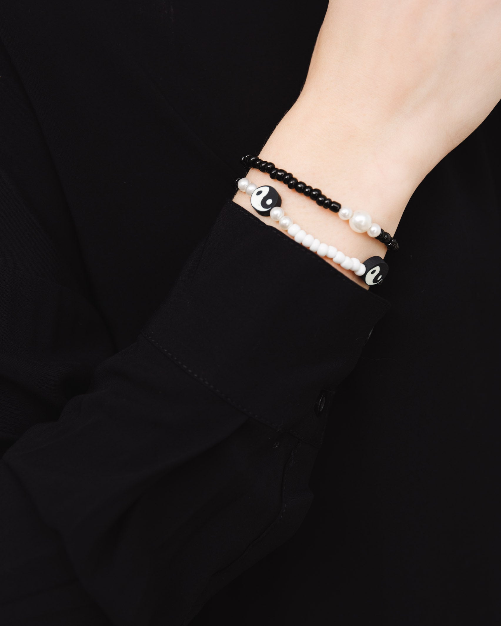 Elastisches Armband mit schwarzen und weißen Perlen - Broke + Schön#farbe_black