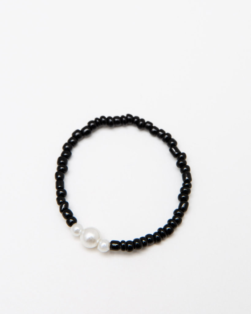 Elastisches Armband mit schwarzen und weißen Perlen - Broke + Schön#farbe_black