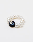 Elastischer Perlenring mit Yin Yang Symbol - Broke + Schön#farbe_white