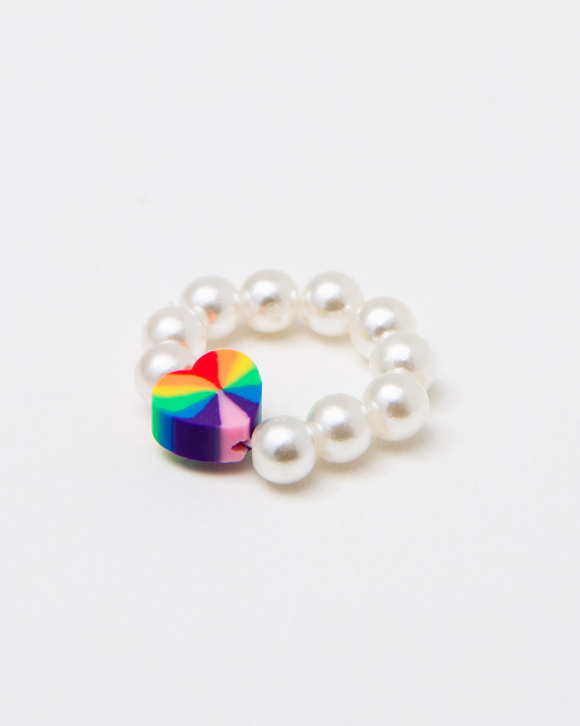 Elastischer Perlenring mit Regenbogen Herzchen - Broke + Schön#farbe_white