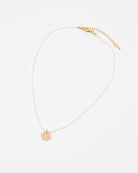 Feine Perlenkette mit Blumenanhänger - Broke + Schön#farbe_white