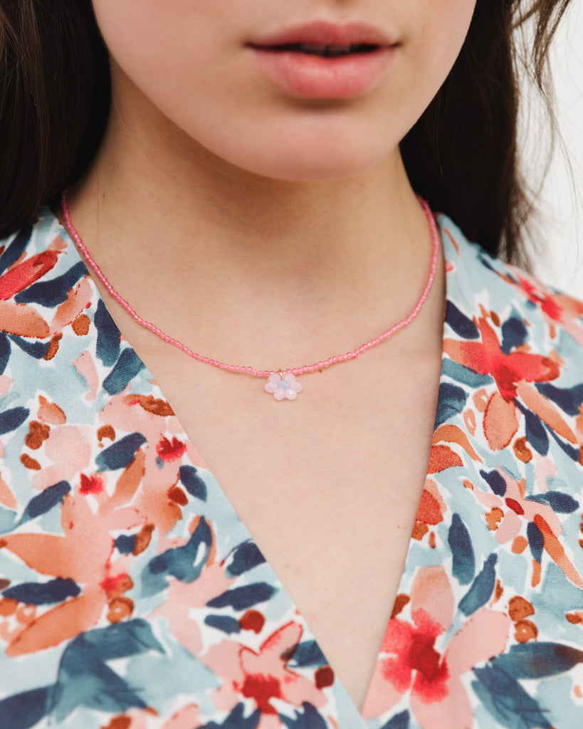 Feine Perlenkette mit Blumenanhänger - Broke + Schön#farbe_pink