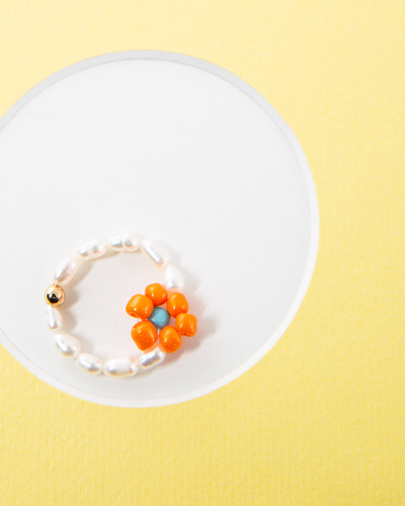 Elastischer Perlenring mit Blume - Broke + Schön#farbe_shiny-orange