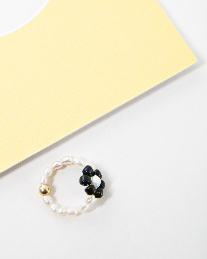 Elastischer Perlenring mit Blume - Broke + Schön#farbe_black