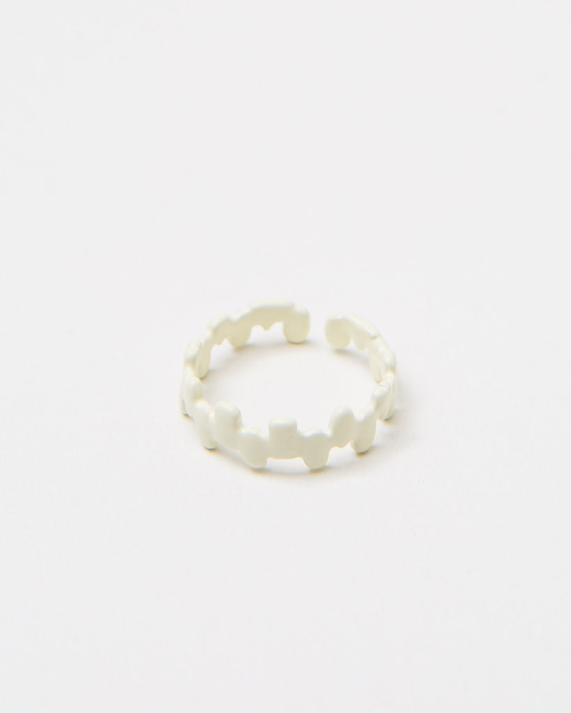 Ring mit abstraktem Kranzmuster - Broke + Schön#farbe_white