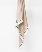 Quadratisches Tuch im Seiden-Look - Broke + Schön#farbe_beige