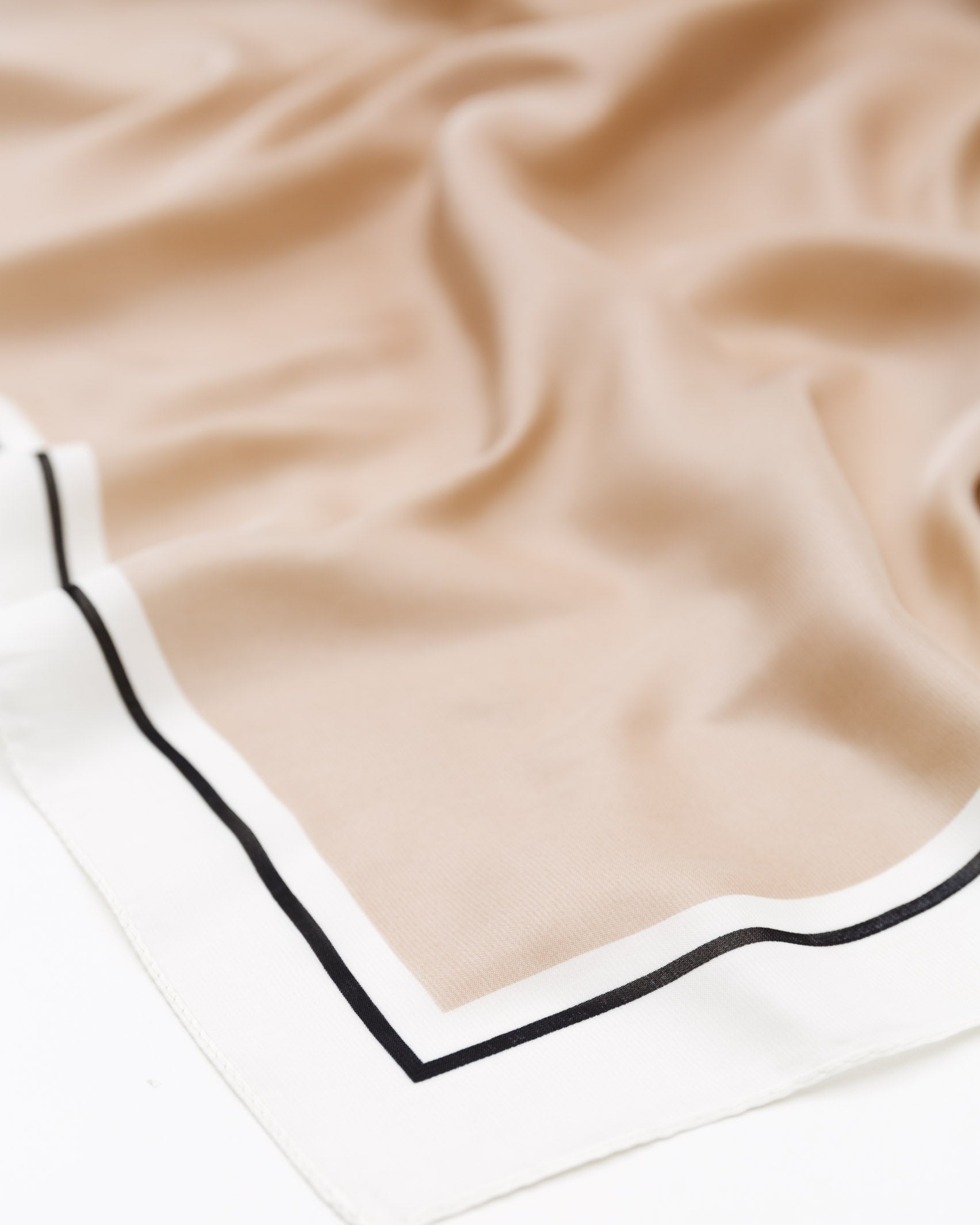Quadratisches Tuch im Seiden-Look - Broke + Schön#farbe_beige