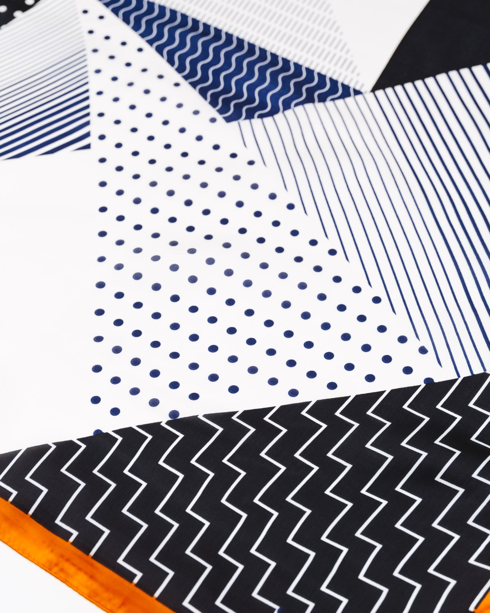 Geometrisches Seiden-Optik Tuch - Broke + Schön#farbe_orange