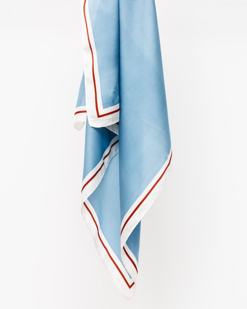 Quadratisches Tuch im Seiden-Look - Broke + Schön#farbe_milky-blue