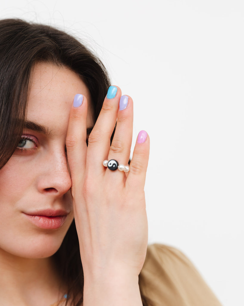 Elastischer Perlenring mit Yin Yang Symbol - Broke + Schön#farbe_white